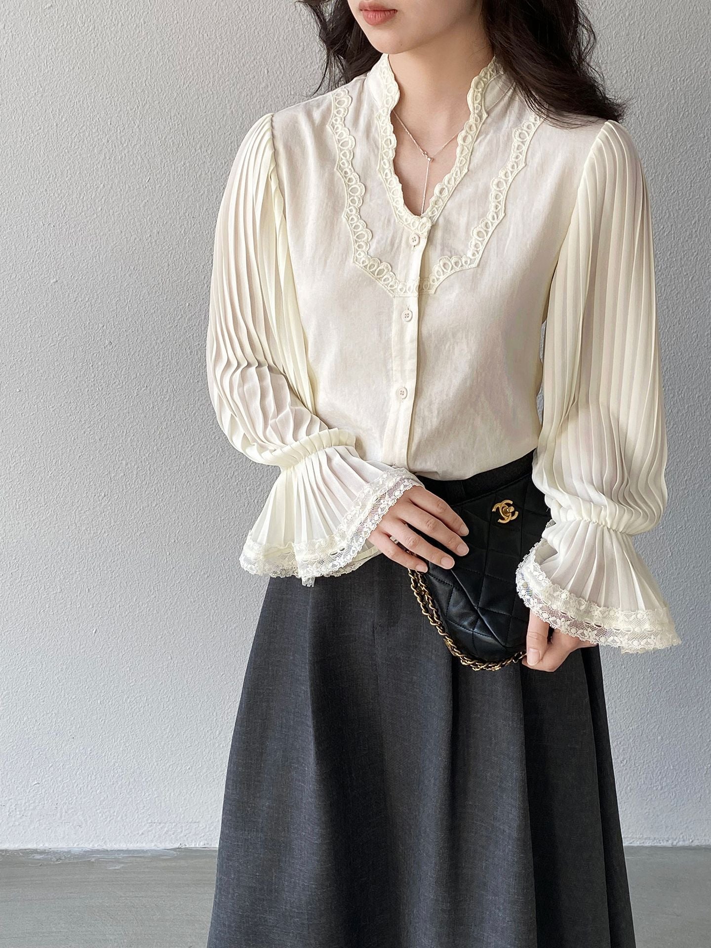 月下白茶復古蕾絲刺繡喇叭袖襯衫