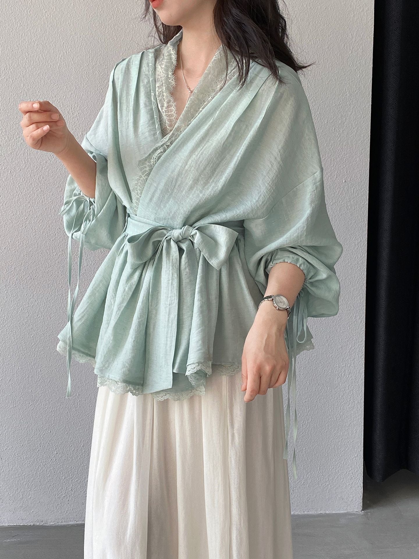 法式重工V領蕾絲拼接綁帶襯衫