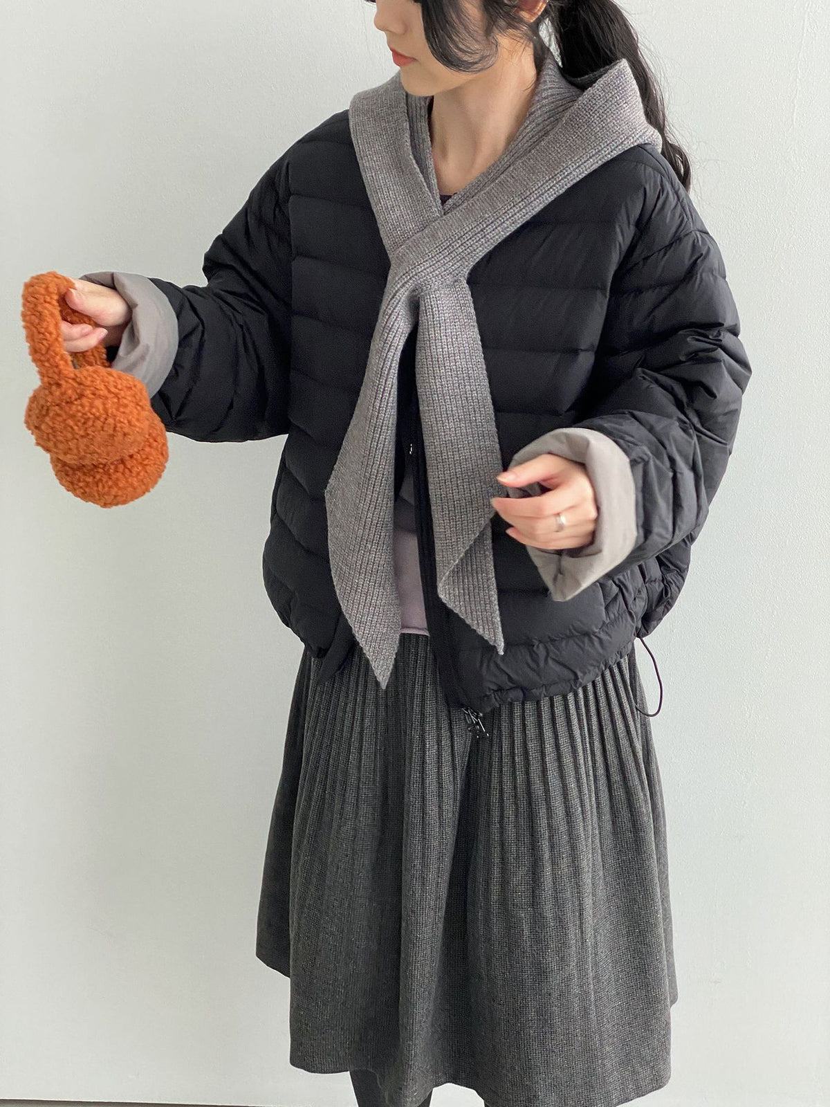 白鴨絨圓領短版排骨羽絨外套-附可拆式針織帽-4色