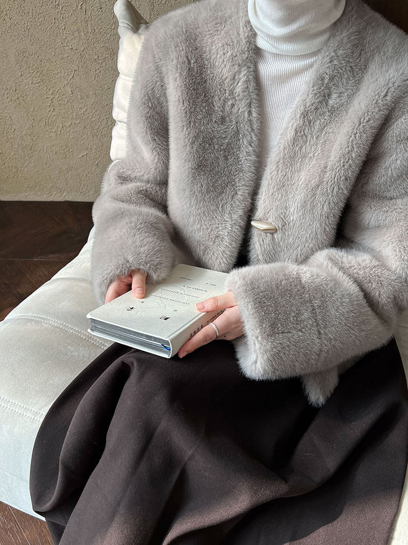 仿貂絨環保皮草V領牛角扣短款外套-2色