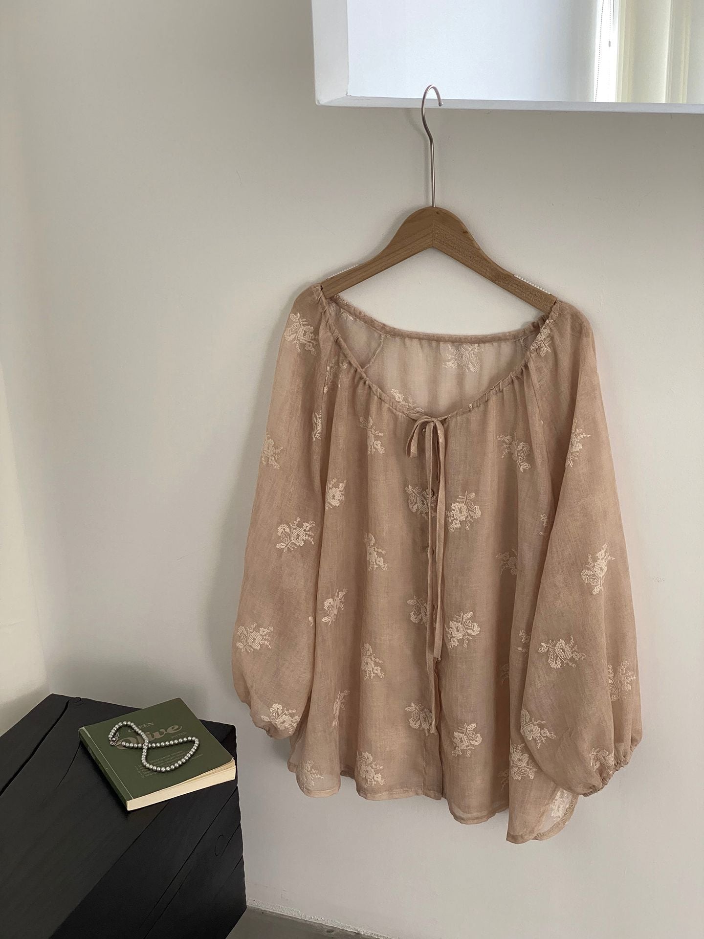 重工刺繡圓領抽繩繫帶燈籠袖防曬罩衫