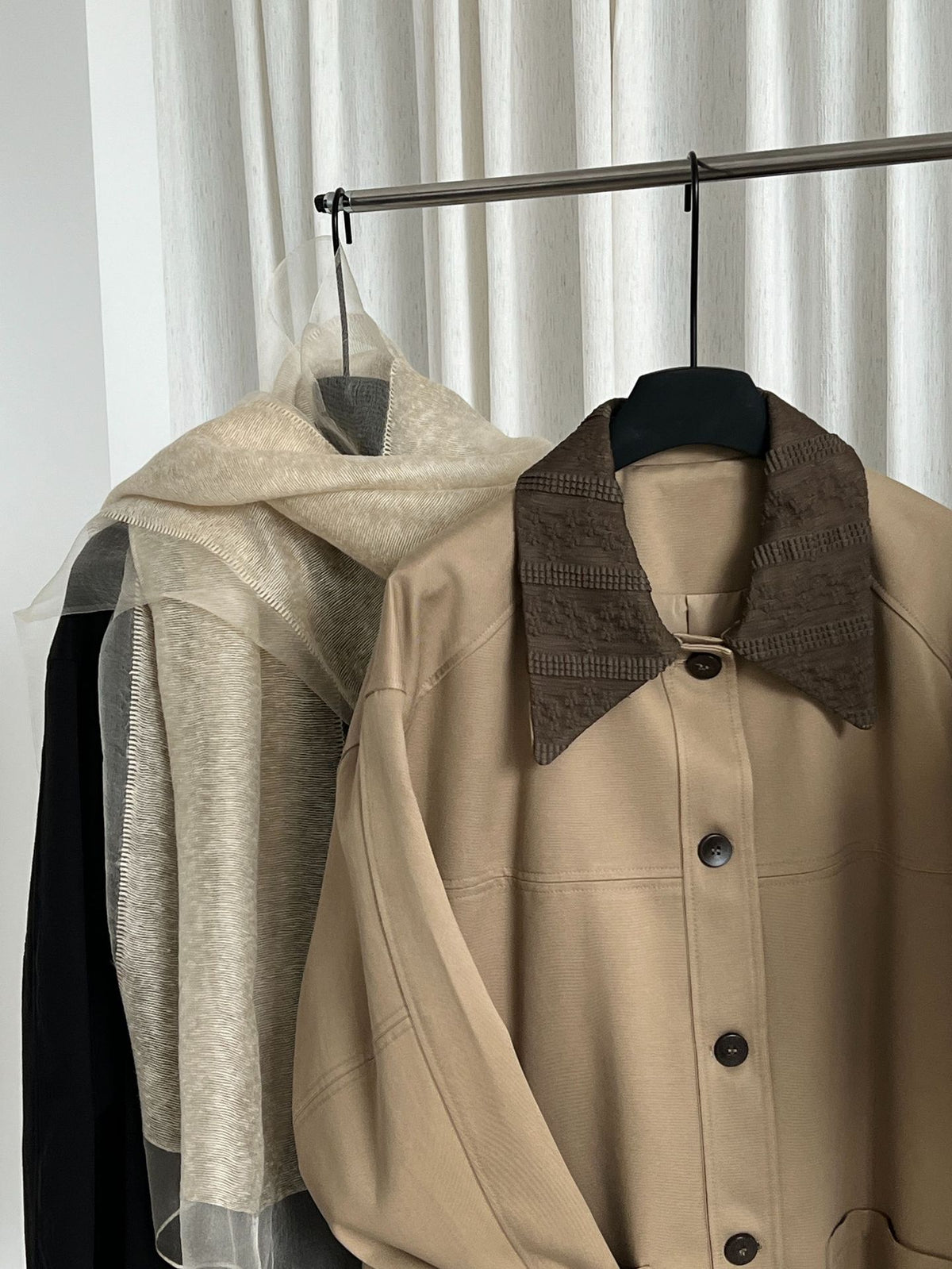 韓系巴恩風撞色刺繡領口復古中長版風衣-2色