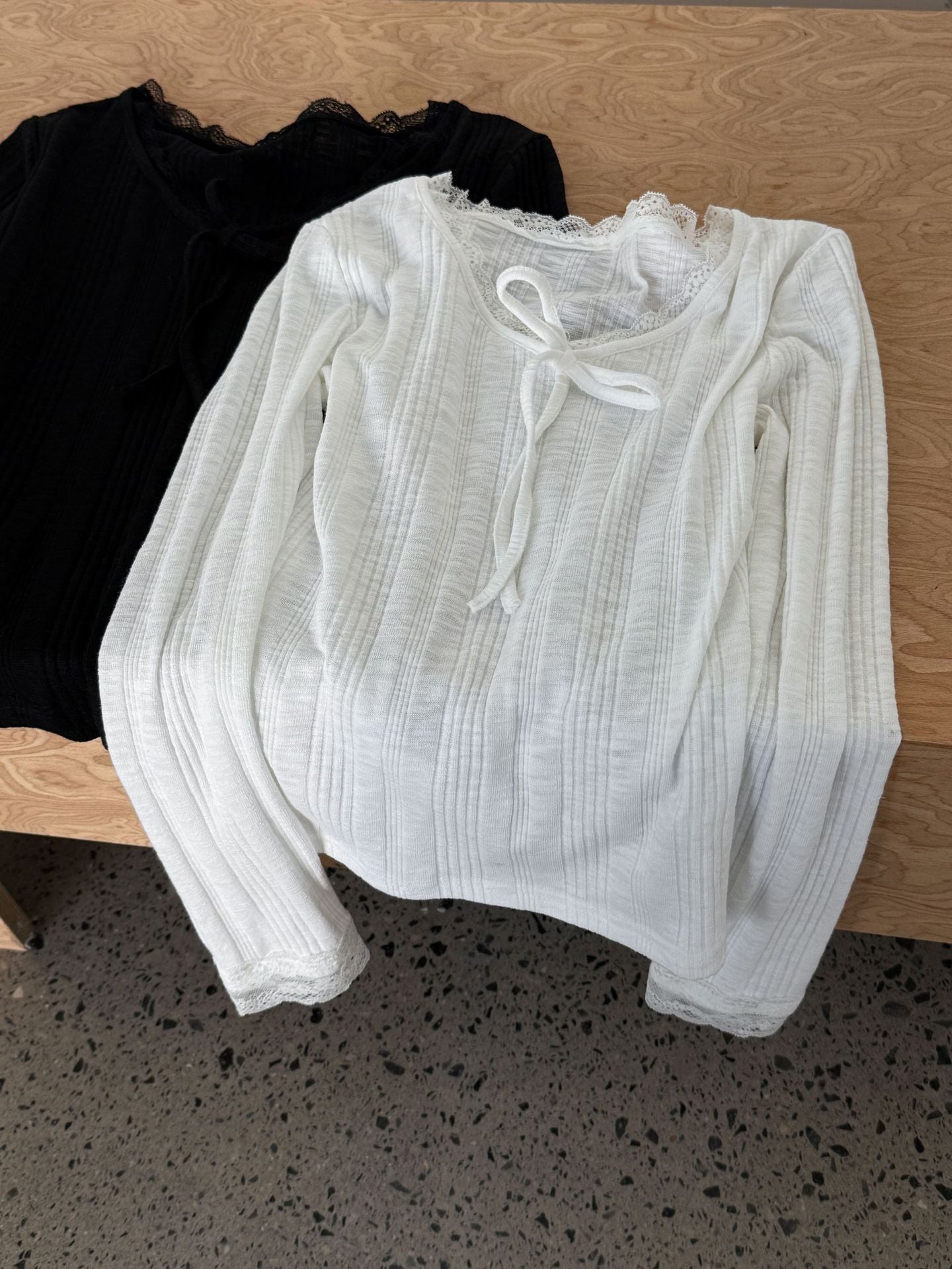 韓系V領蕾絲蝴蝶結內搭修身長袖打底衫-2色