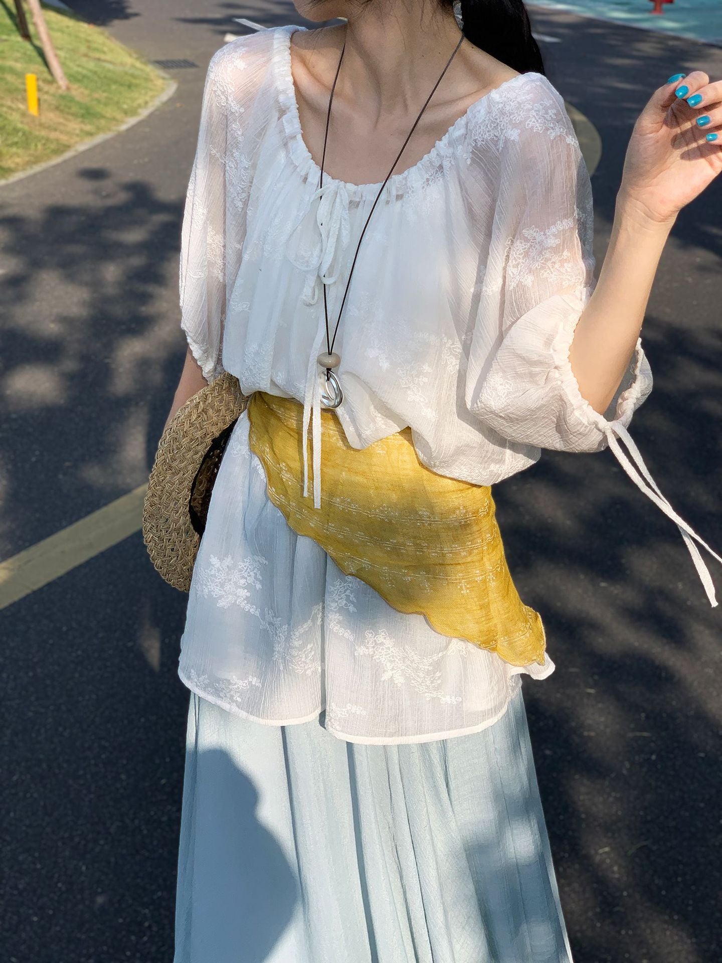 韓系天絲繡花防曬抽繩罩衫上衣
