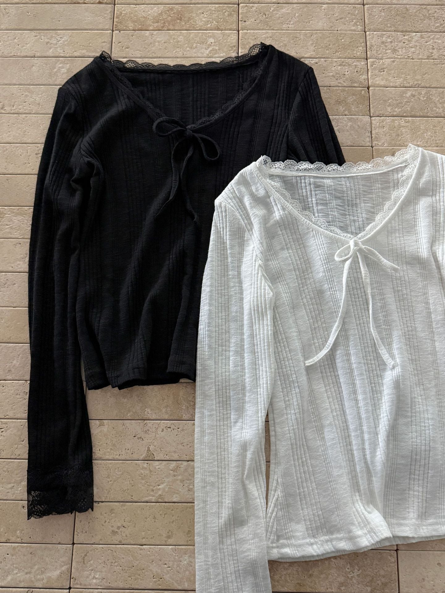 韓系V領蕾絲蝴蝶結內搭修身長袖打底衫-2色