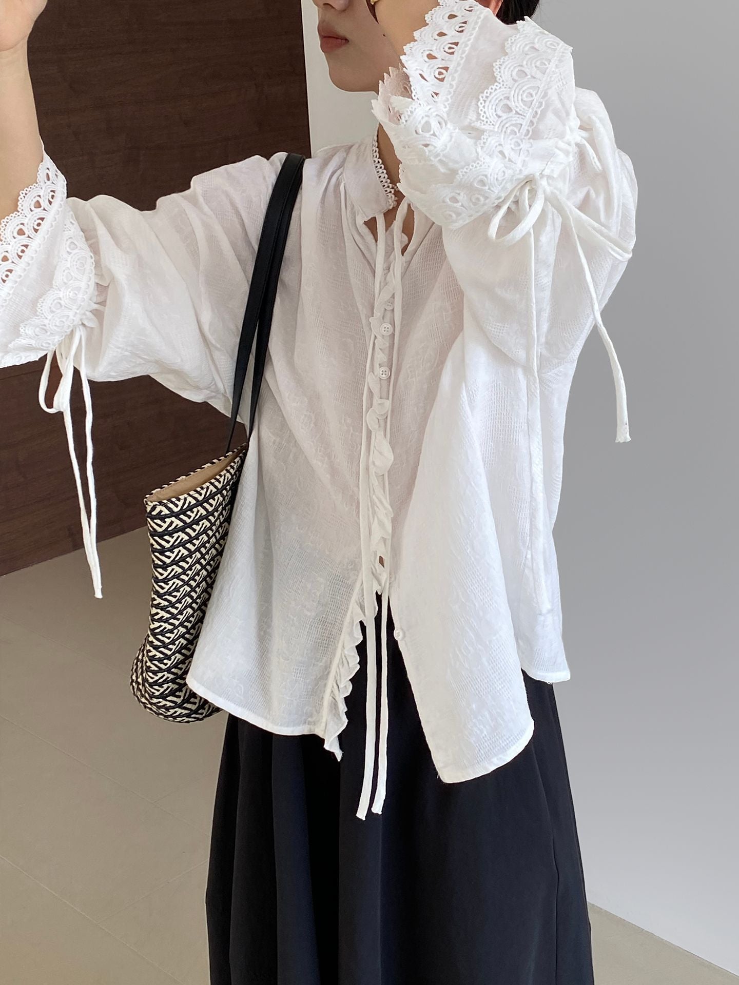 韓系蕾絲拼接木耳邊繫帶喇叭袖襯衫