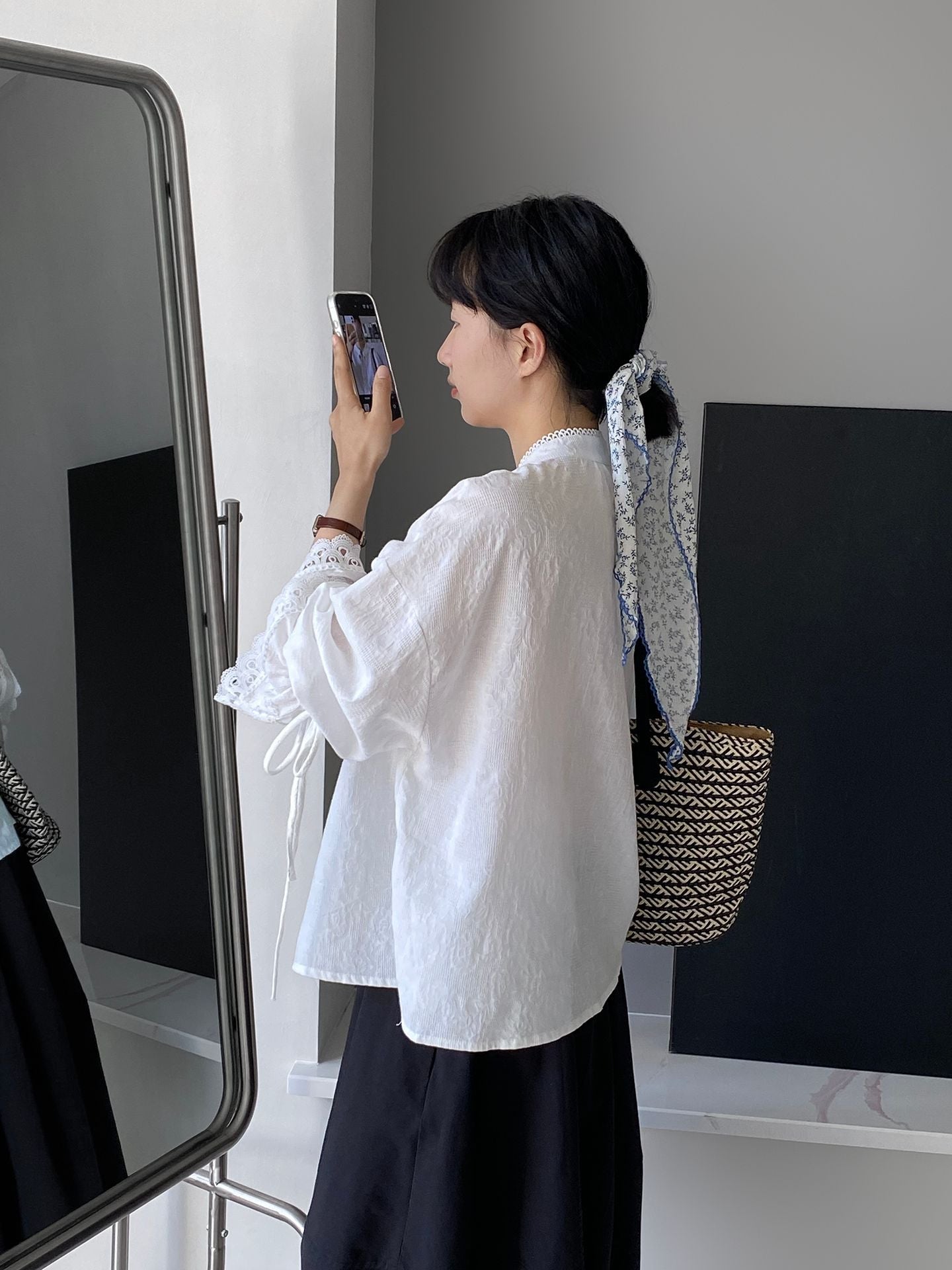 韓系蕾絲拼接木耳邊繫帶喇叭袖襯衫