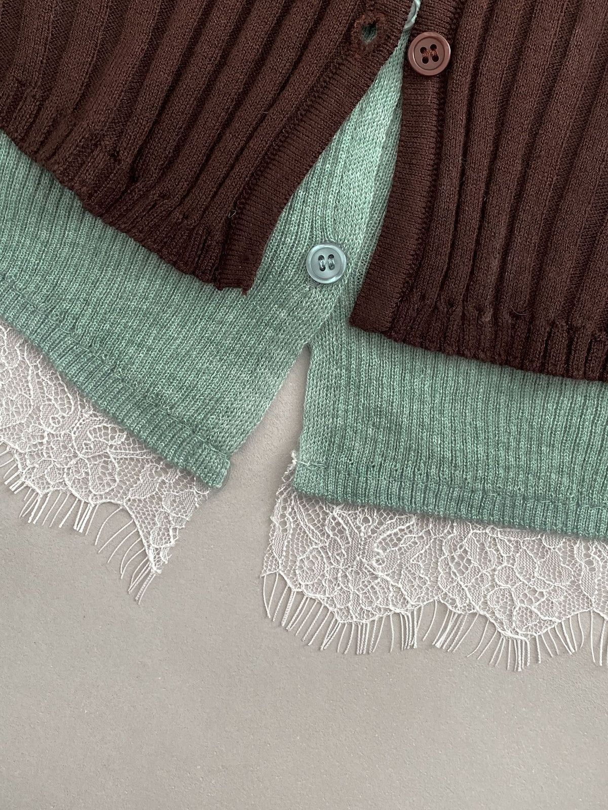 溫柔風蕾絲拼接撞色假兩件針織上衣-4色