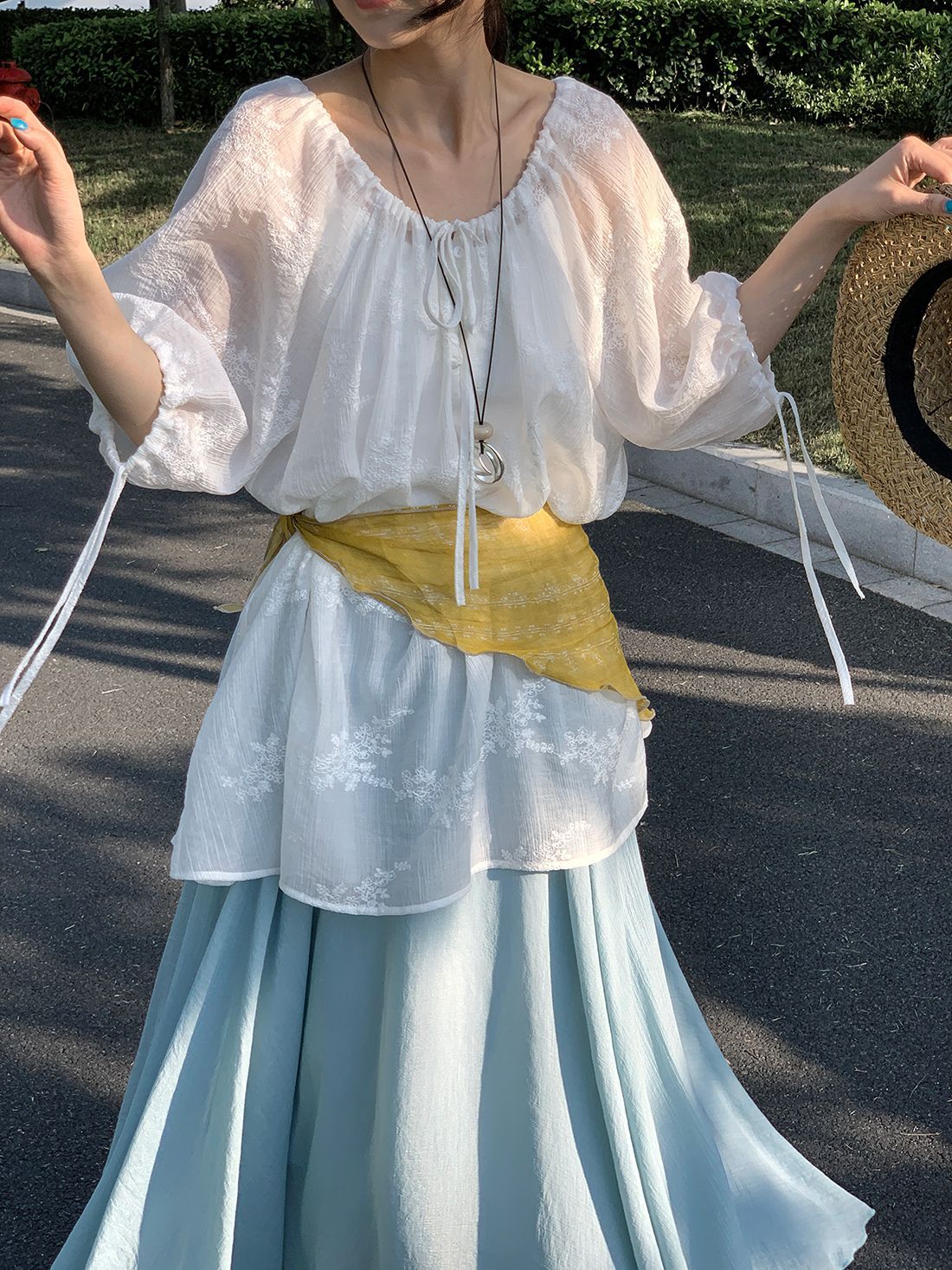 韓系天絲繡花防曬抽繩罩衫上衣