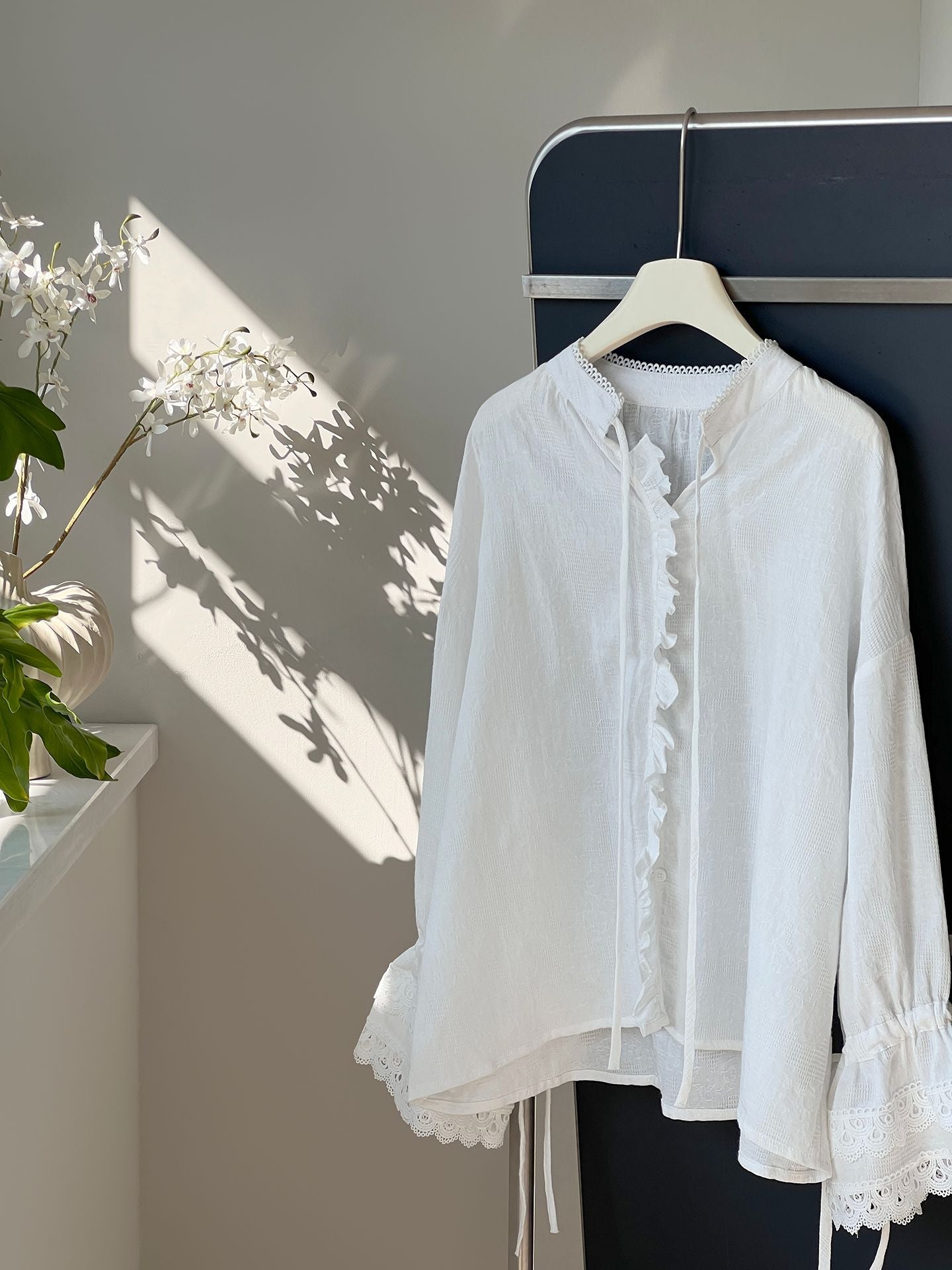 韓系蕾絲拼接木耳邊繫帶喇叭袖襯衫