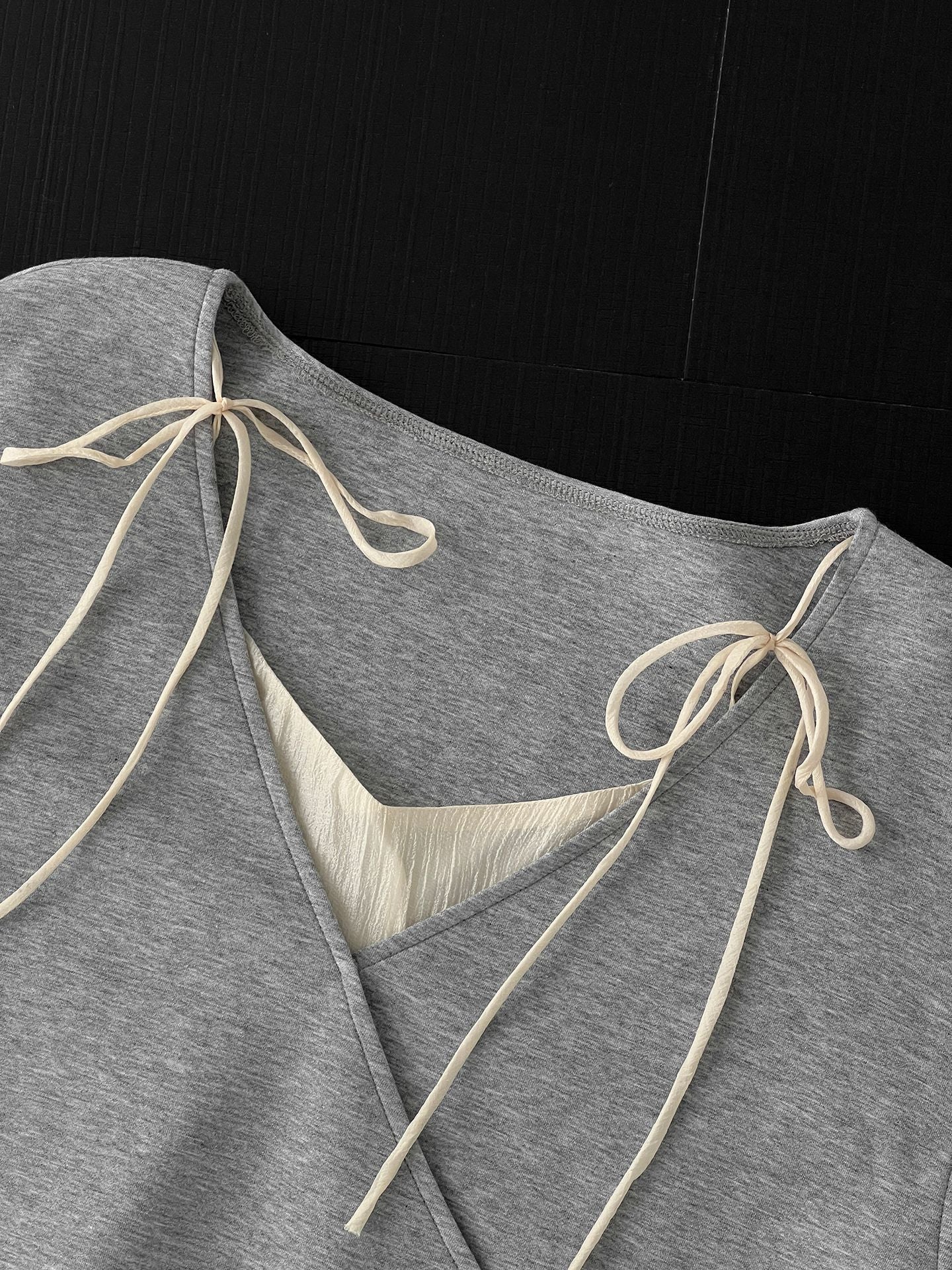 【疊穿芭蕾】V領荷葉邊拼接假兩件繫帶上衣