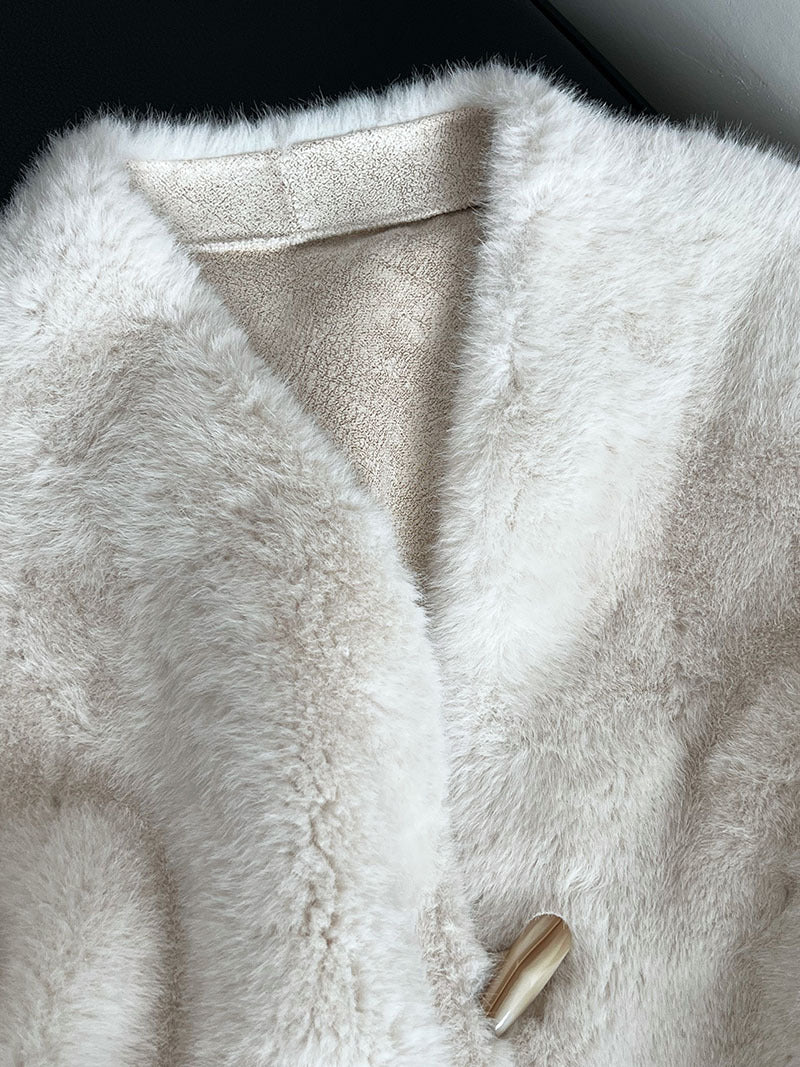 仿貂絨環保皮草V領牛角扣短款外套-2色