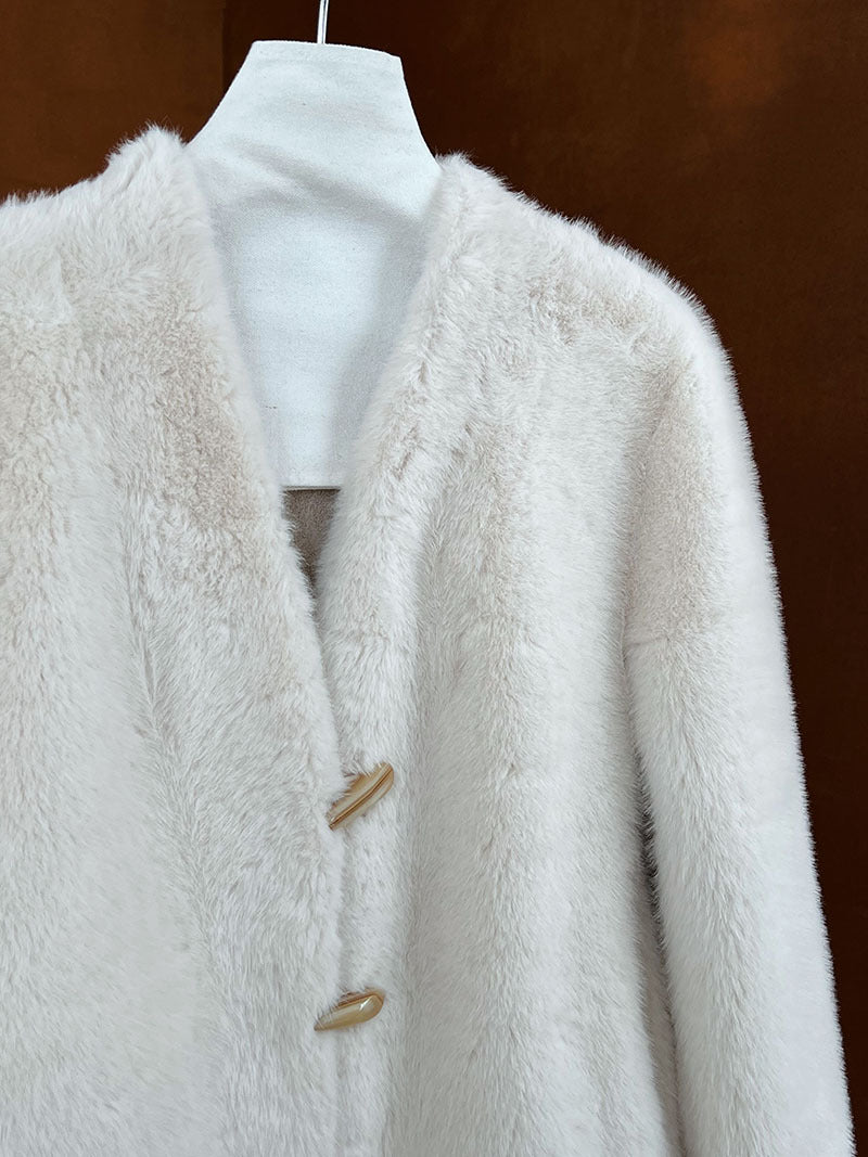 仿貂絨環保皮草V領牛角扣短款外套-2色