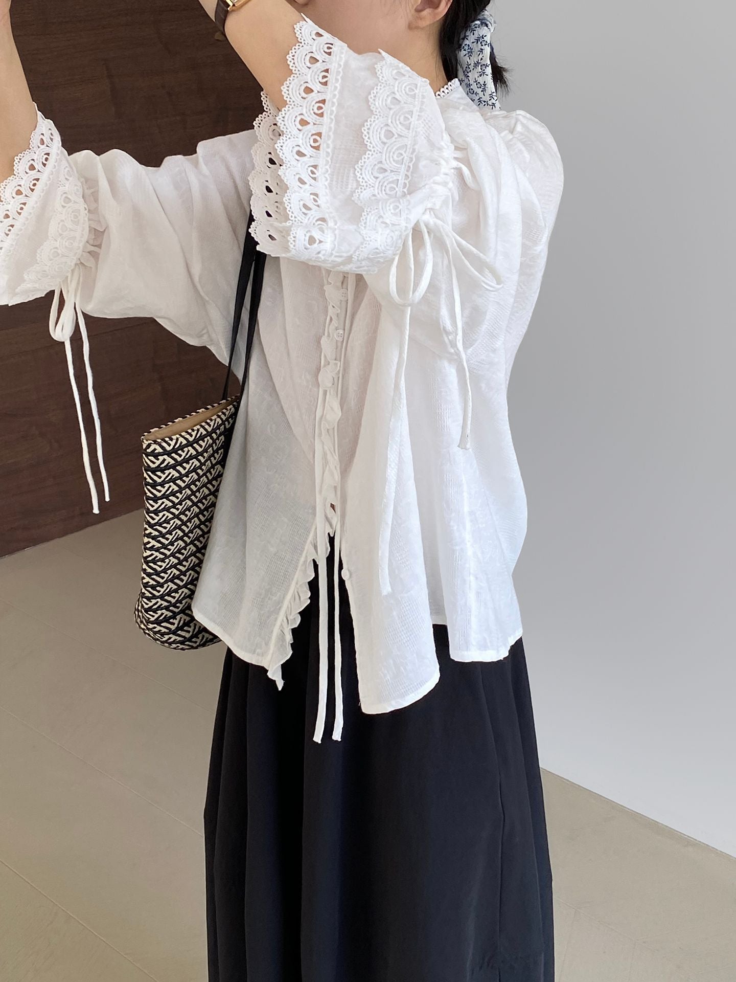 韓系蕾絲拼接木耳邊繫帶喇叭袖襯衫
