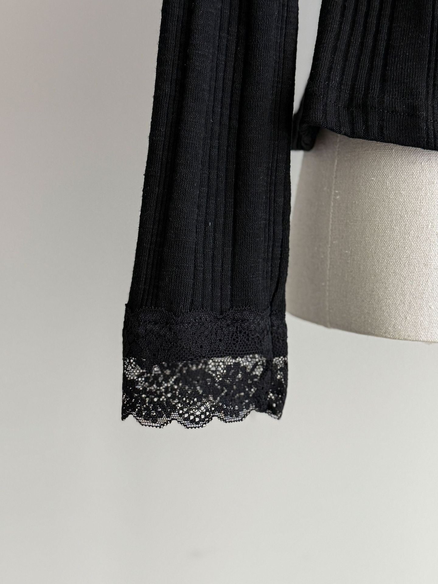 韓系V領蕾絲蝴蝶結內搭修身長袖打底衫-2色