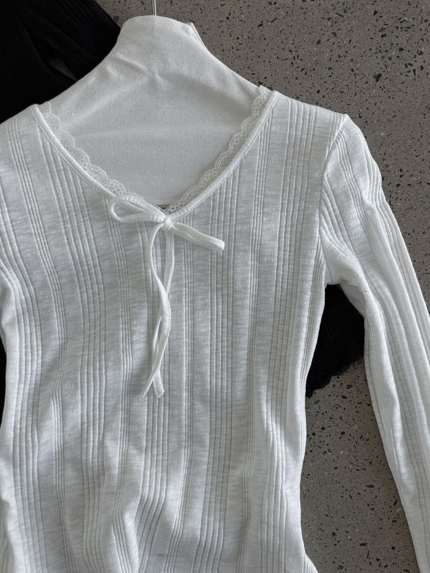 韓系V領蕾絲蝴蝶結內搭修身長袖打底衫-2色