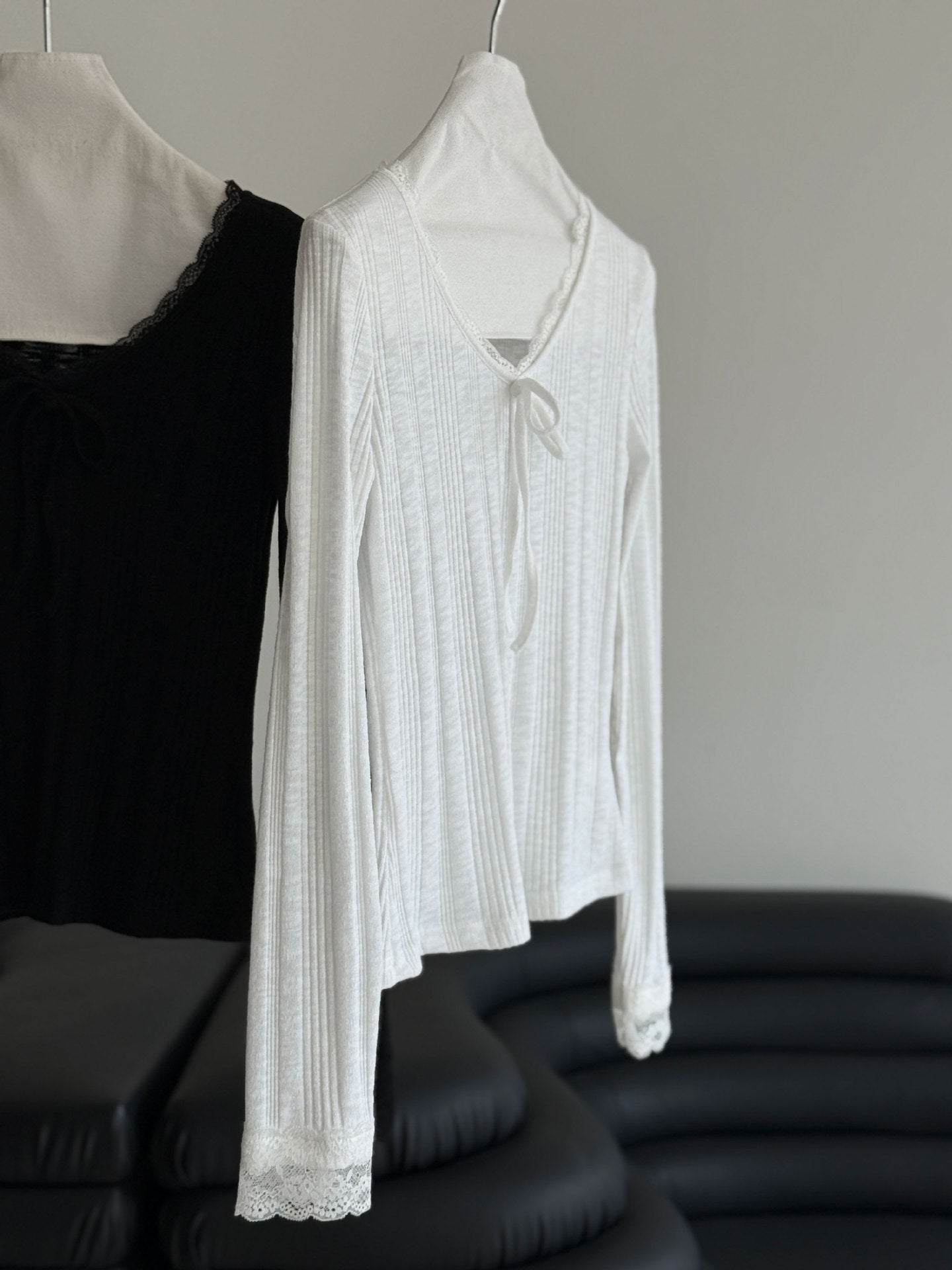 韓系V領蕾絲蝴蝶結內搭修身長袖打底衫-2色