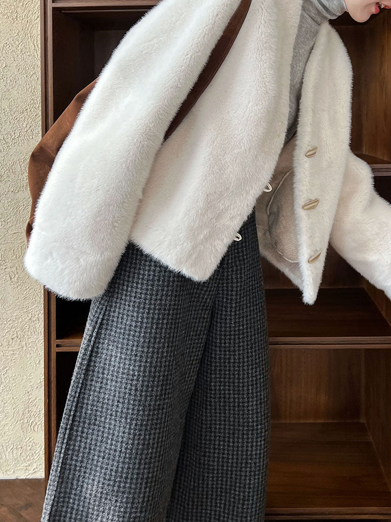 仿貂絨環保皮草V領牛角扣短款外套-2色