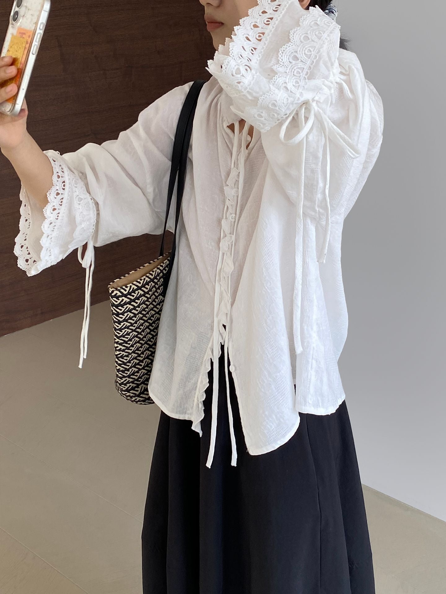 韓系蕾絲拼接木耳邊繫帶喇叭袖襯衫