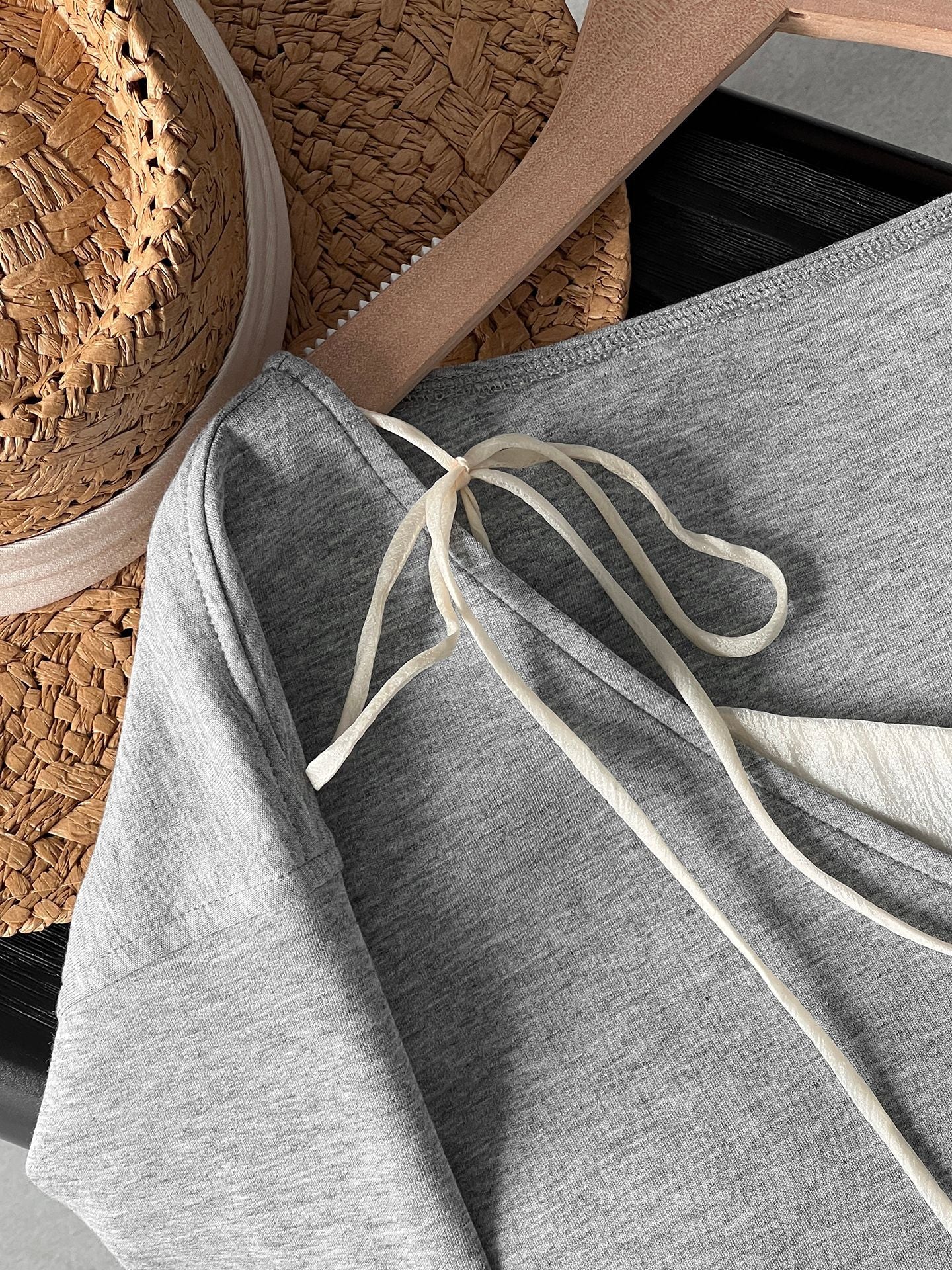 【疊穿芭蕾】V領荷葉邊拼接假兩件繫帶上衣