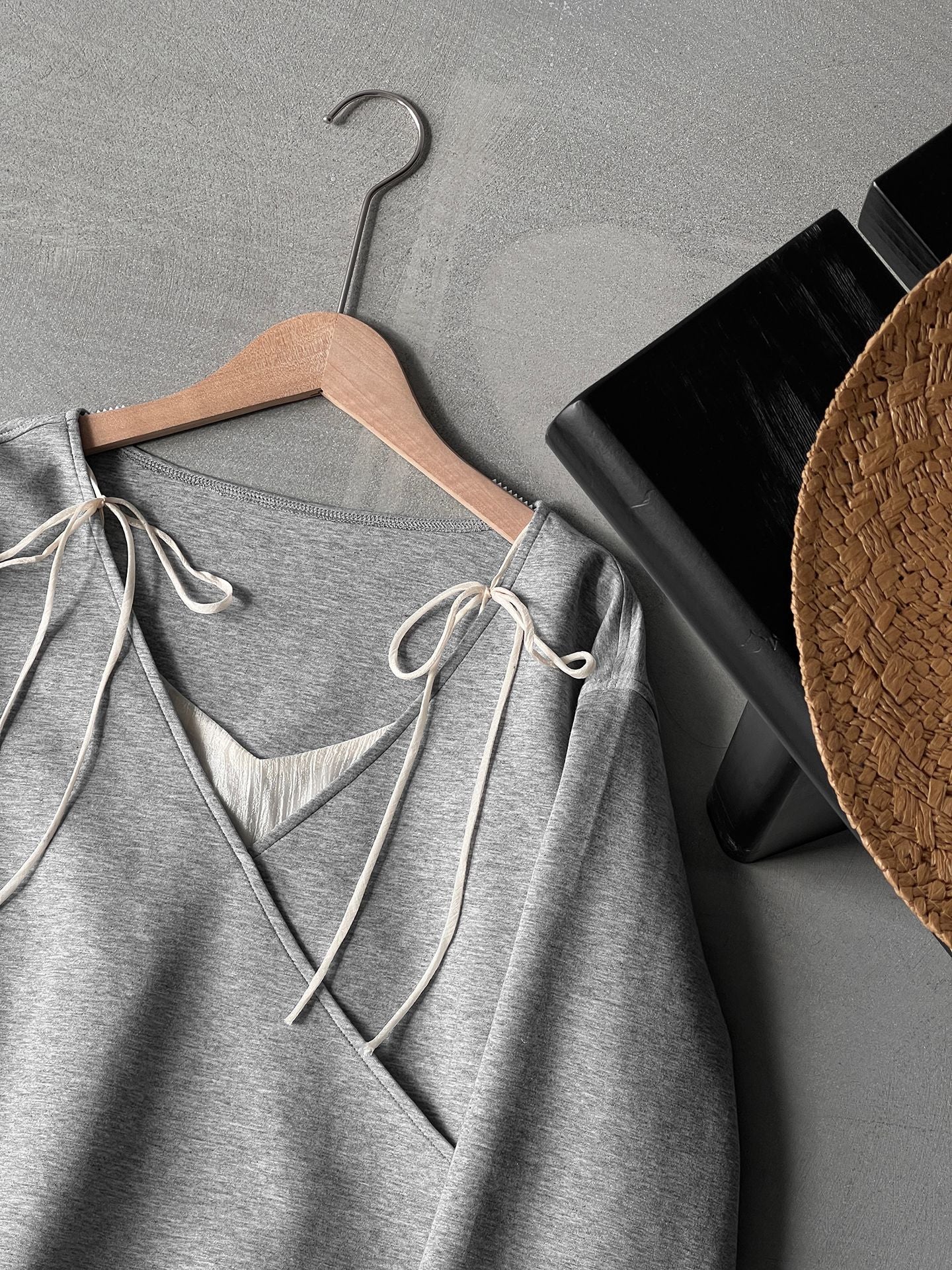 【疊穿芭蕾】V領荷葉邊拼接假兩件繫帶上衣