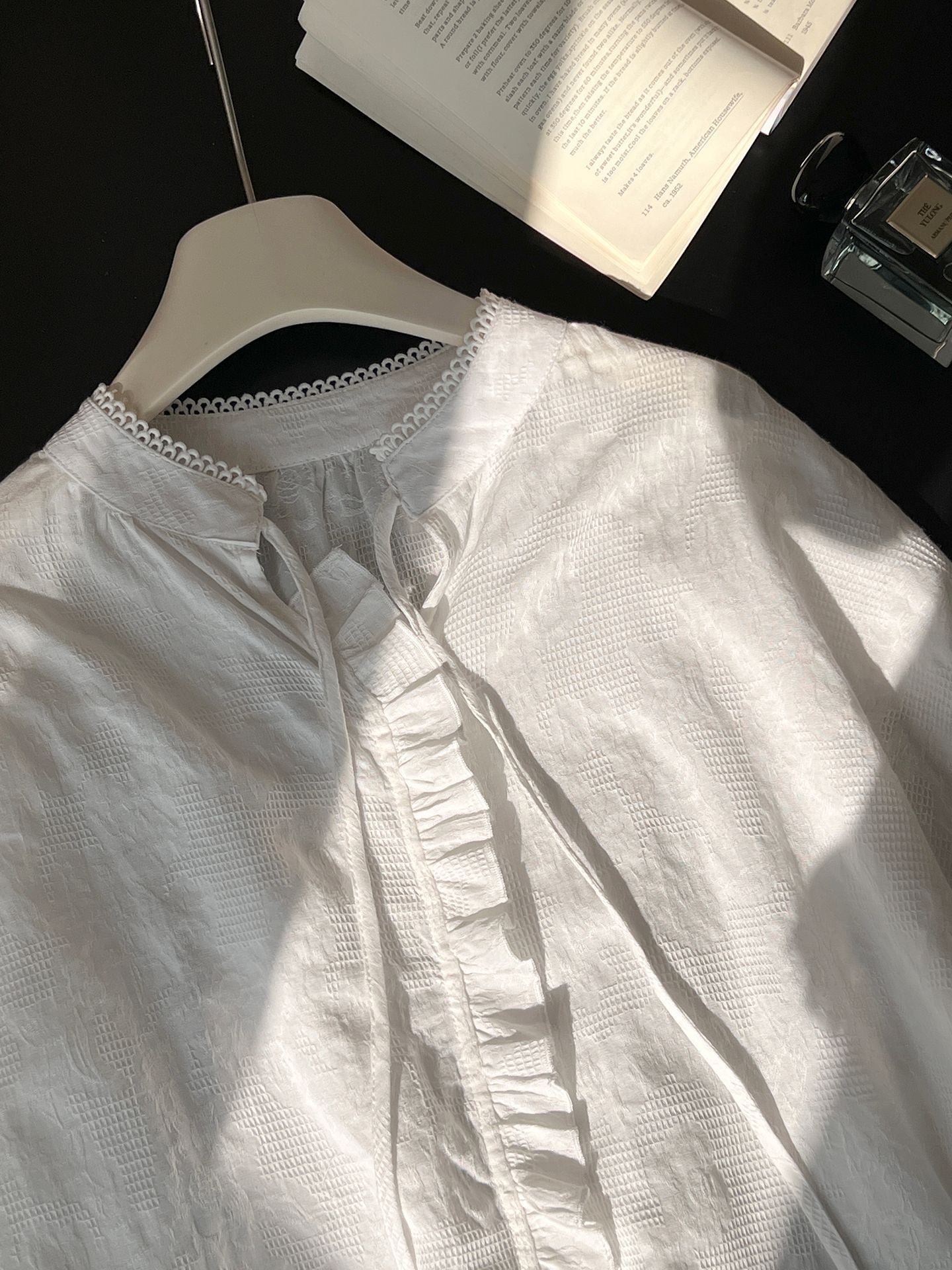 韓系蕾絲拼接木耳邊繫帶喇叭袖襯衫