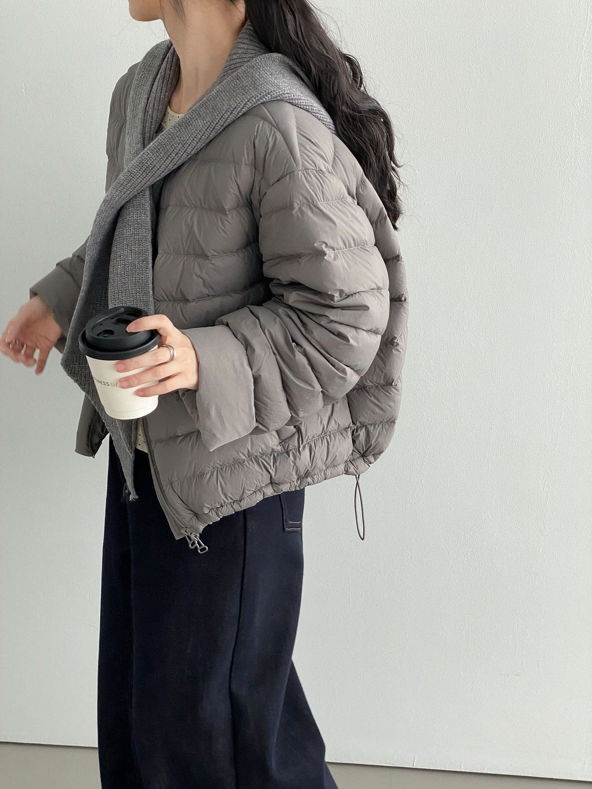 白鴨絨圓領短版排骨羽絨外套-附可拆式針織帽-4色