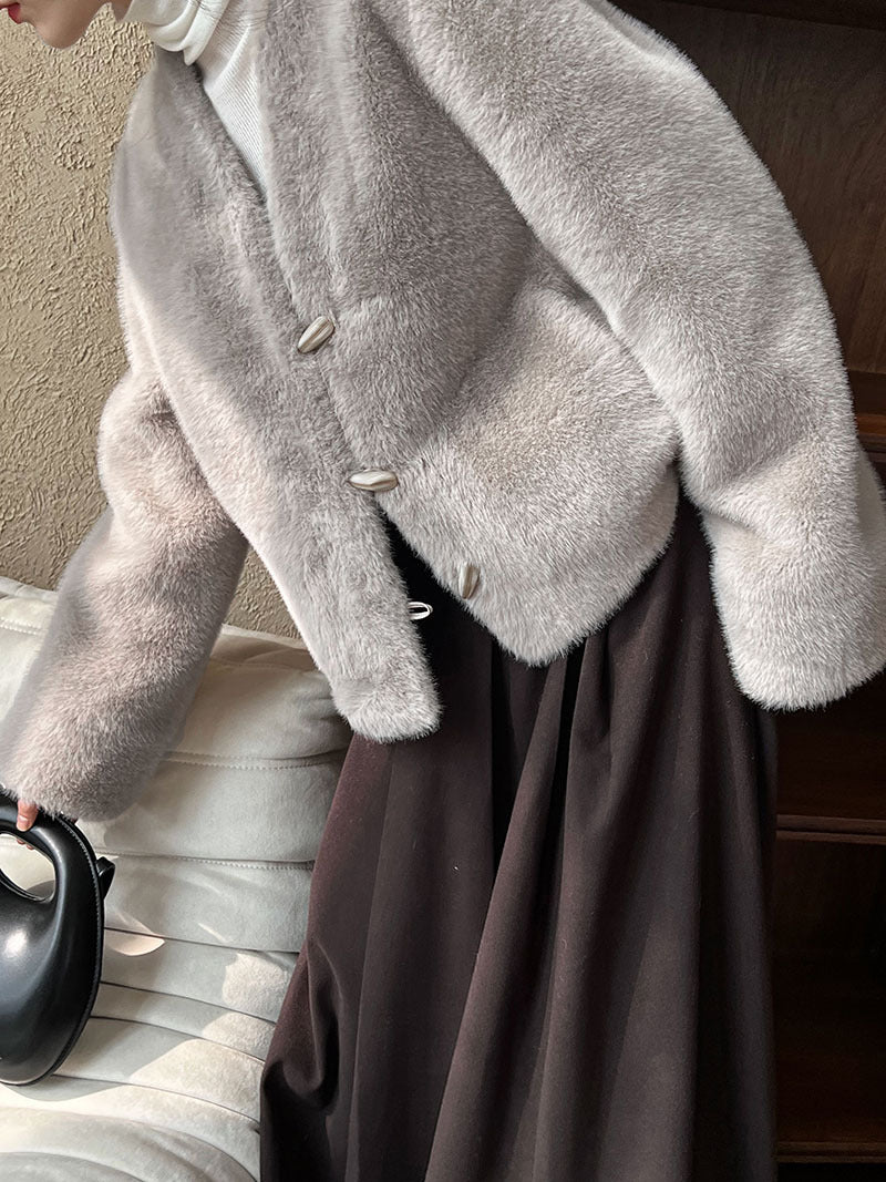 仿貂絨環保皮草V領牛角扣短款外套-2色