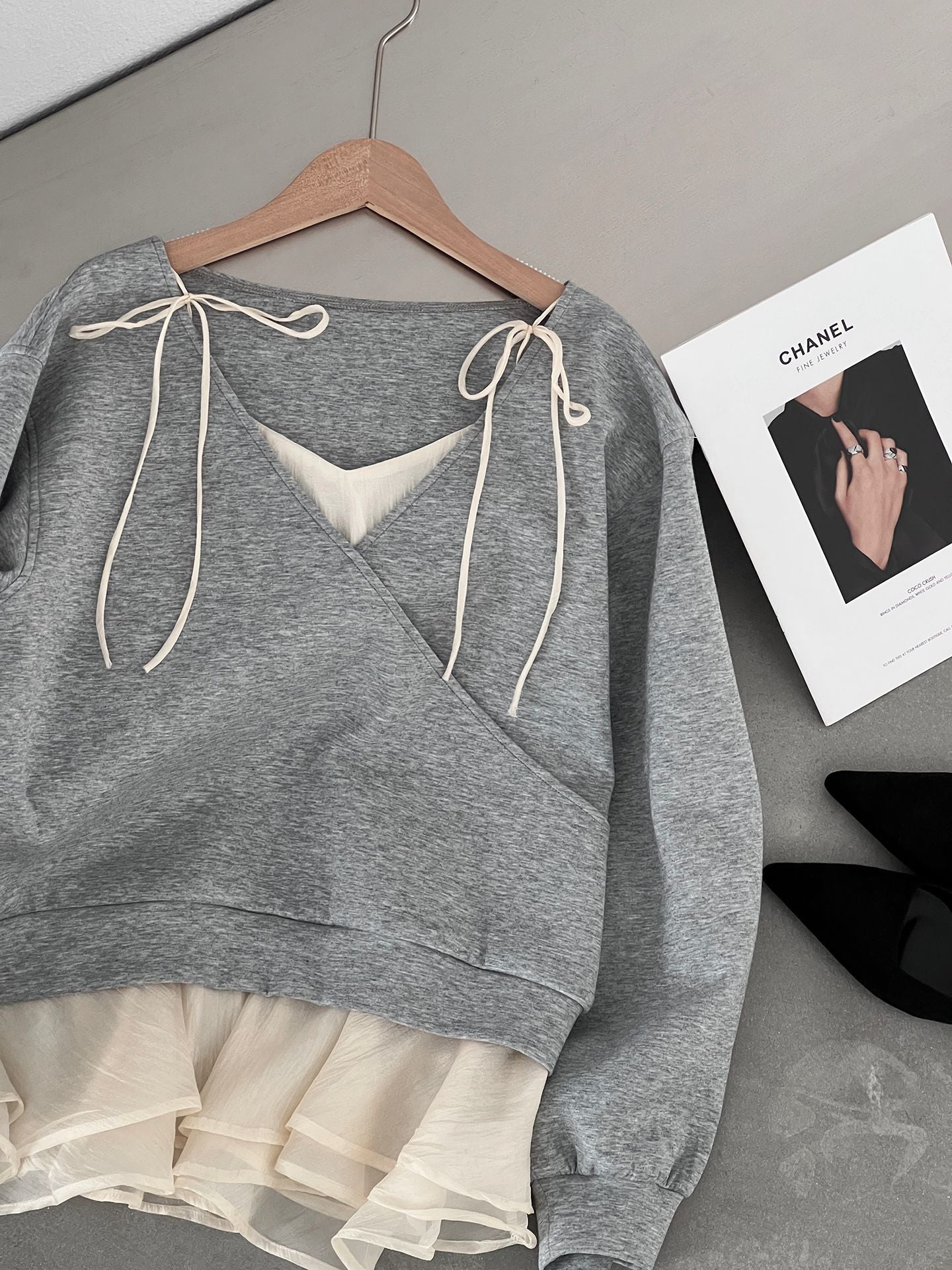 【疊穿芭蕾】V領荷葉邊拼接假兩件繫帶上衣