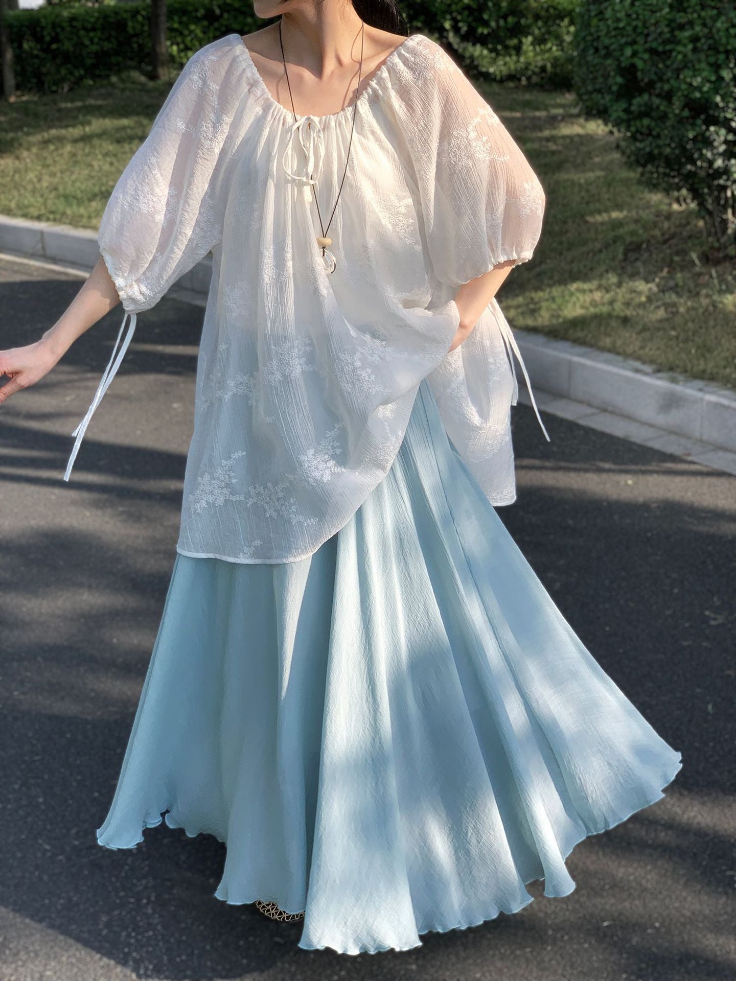 韓系天絲繡花防曬抽繩罩衫上衣