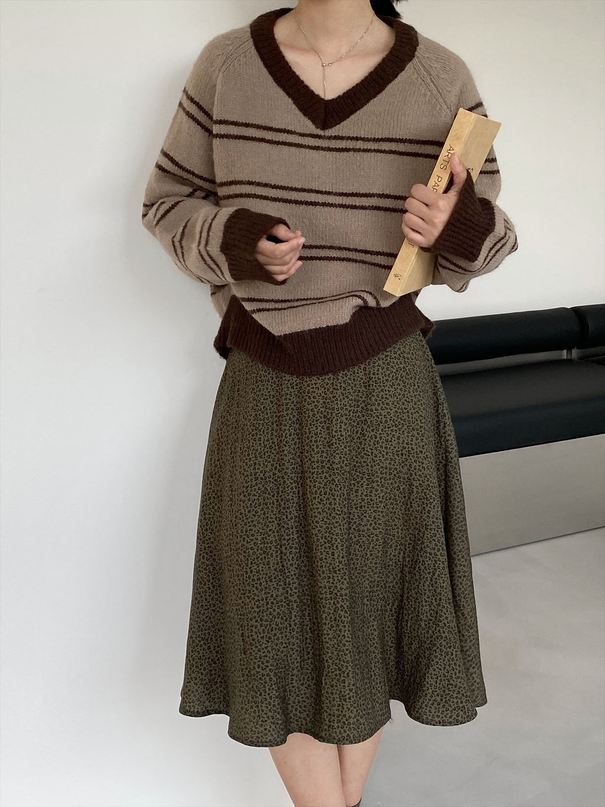 復古美拉德V領撞色條紋寬鬆針織毛衣-2色