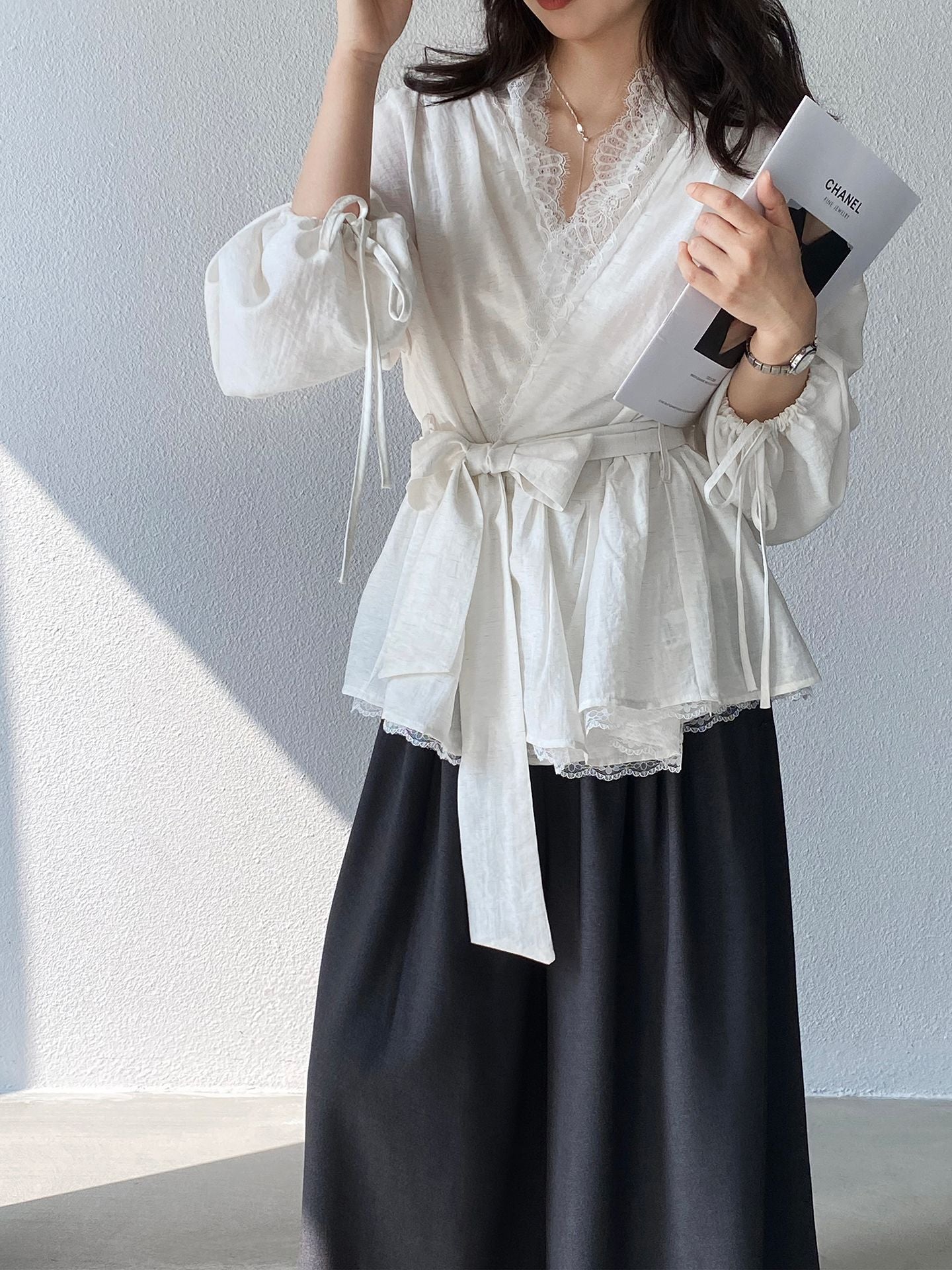 法式重工V領蕾絲拼接綁帶襯衫