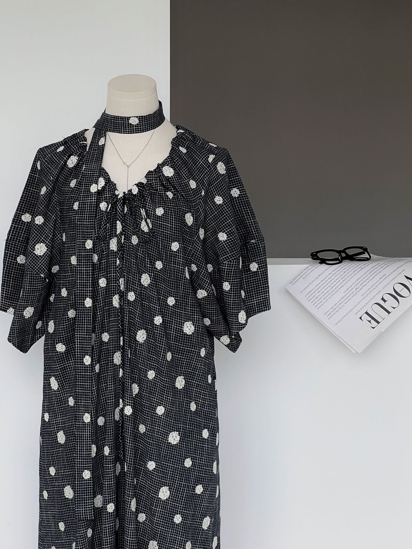 法式刺繡波點慵懶V領短袖長洋裝