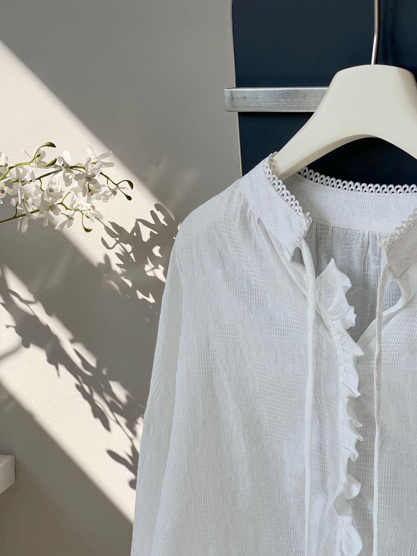 韓系蕾絲拼接木耳邊繫帶喇叭袖襯衫