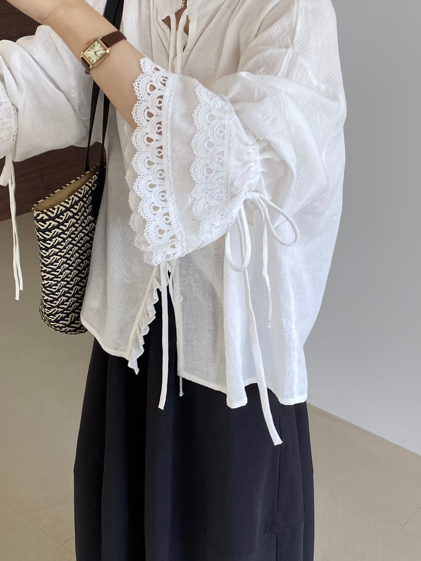 韓系蕾絲拼接木耳邊繫帶喇叭袖襯衫