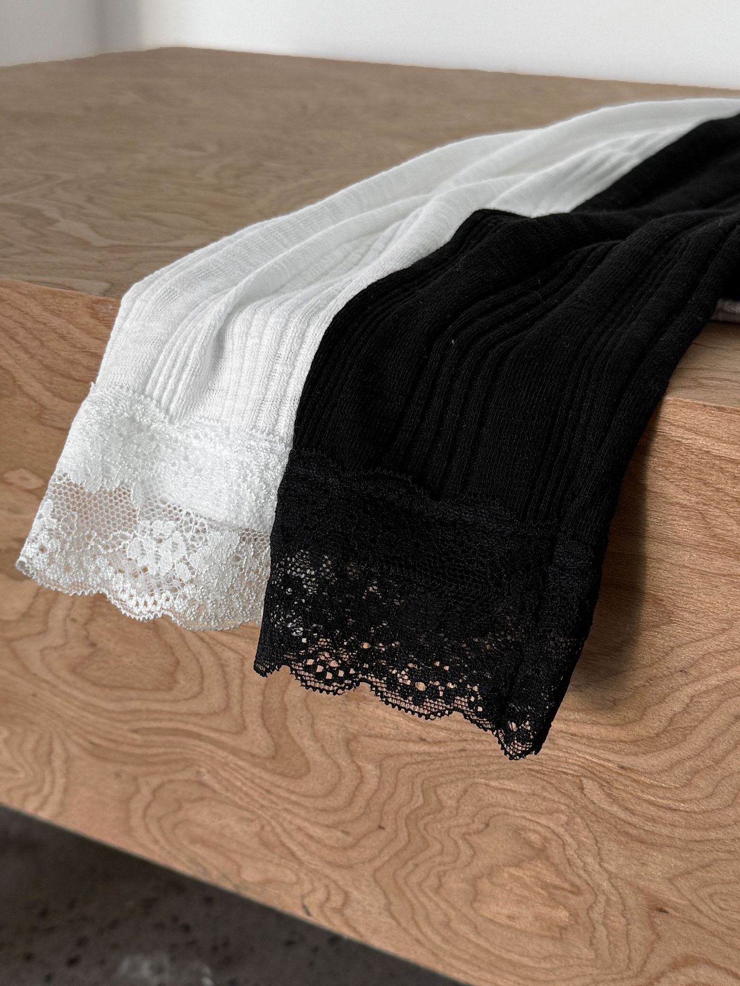 韓系V領蕾絲蝴蝶結內搭修身長袖打底衫-2色