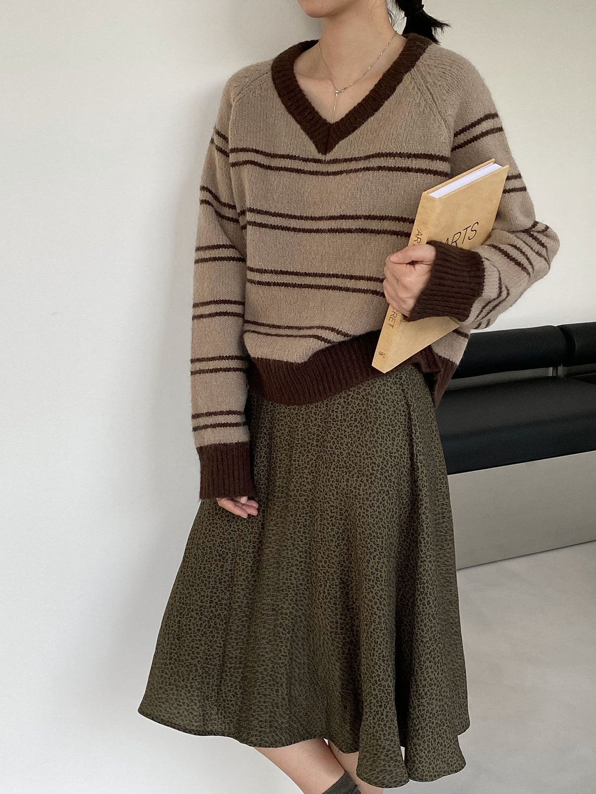 復古美拉德V領撞色條紋寬鬆針織毛衣-2色