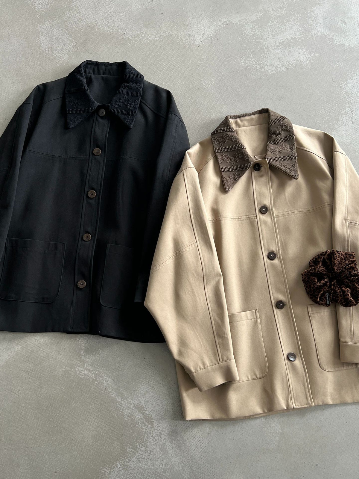 韓系巴恩風撞色刺繡領口復古中長版風衣-2色
