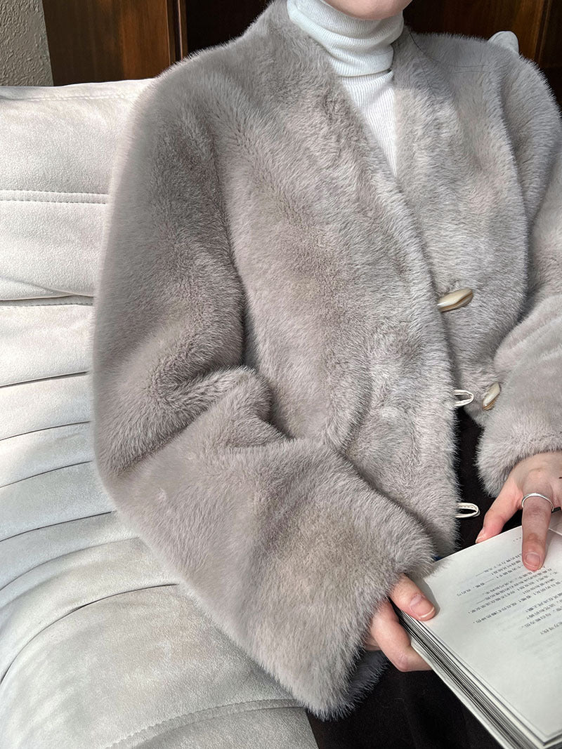 仿貂絨環保皮草V領牛角扣短款外套-2色
